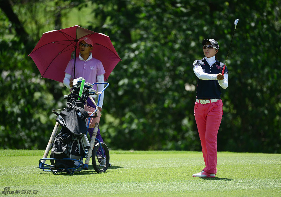 王欣与张玉阳一同在球场试场,两人边走边交流,共同研究球场策略与果岭状况。