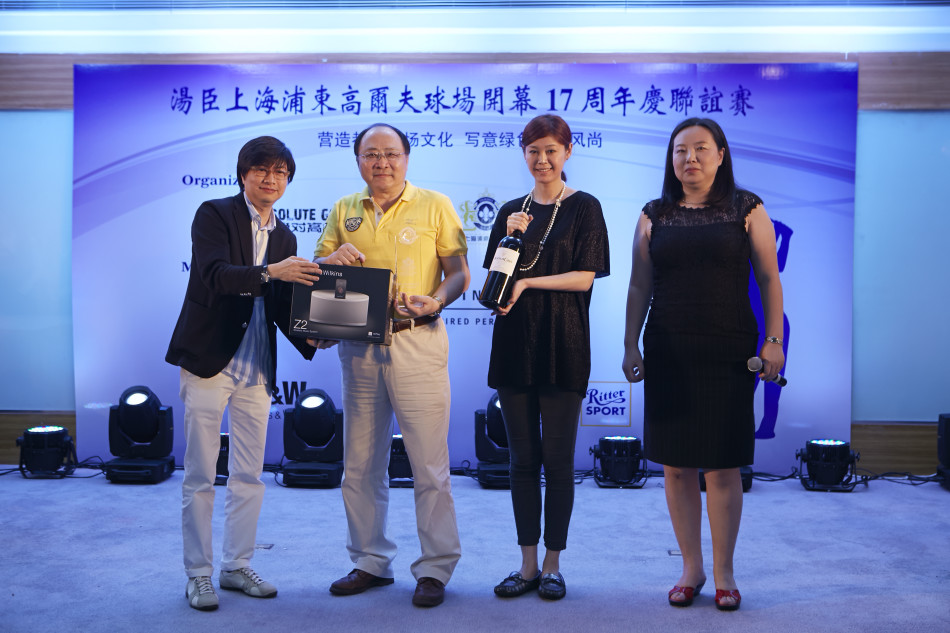 B&W市场总监严焕全先生在高尔夫球场上接受深度专访，神态专注地分享品牌对声音艺术与高端生活方式的见解