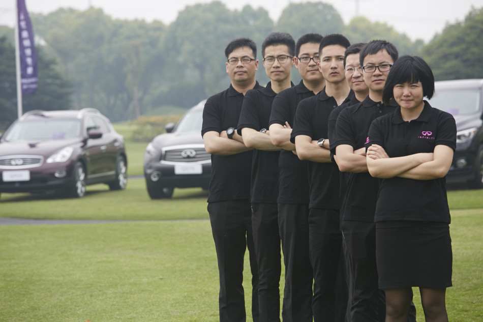 初夏的汤臣高尔夫球场美景如画，起伏的丘陵、清澈的水景与葱郁的林木构成一幅宁静和谐的绿茵画卷