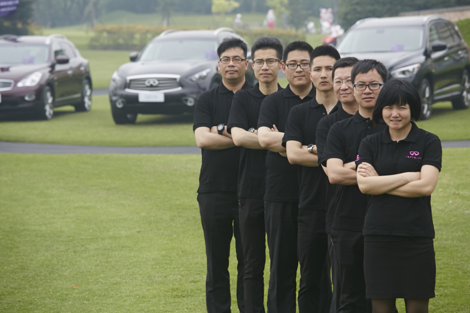 B&W高层与《绝对高尔夫》代表亲切交流，背景是品牌展示区，双方在愉悦氛围中探讨深度合作