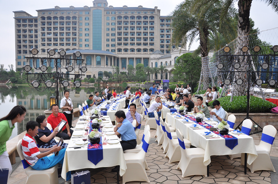 颁奖晚宴现场全景，灯光璀璨，嘉宾满座，背景是精致的舞台与颁奖背景板，充满喜庆与成功的氛围。