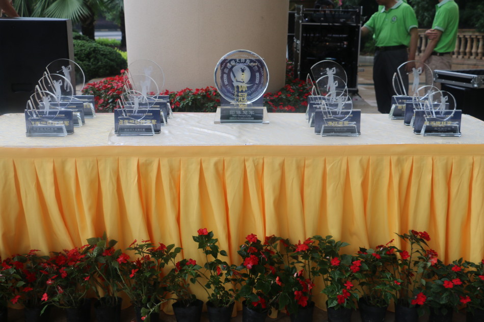 裁判长廖一臻在开球仪式上手持话筒，向全体参赛选手清晰宣布比赛规则，确保赛事公平公正。