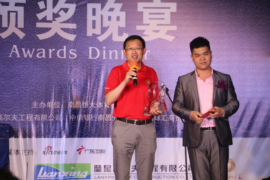 选手在发球台全力开球，身体扭转形成完美的发力姿态，目光紧随空中飞行的白色小球。