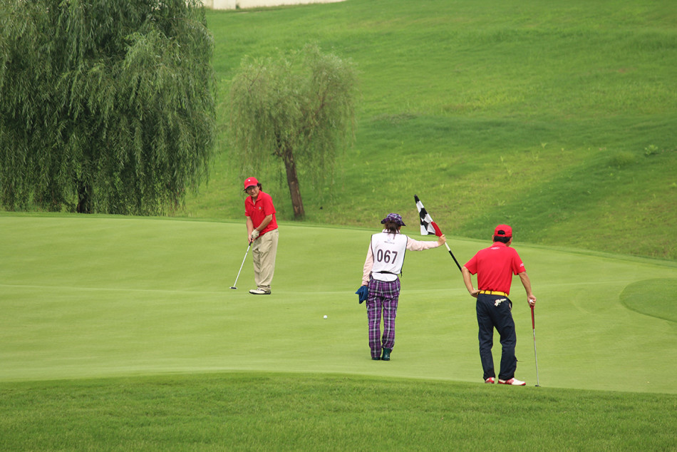 颁奖晚宴上，恒大体育公园总经理崔明（左）正微笑着将一座晶莹的奖杯颁给获奖会员，共同分享荣耀时刻。
