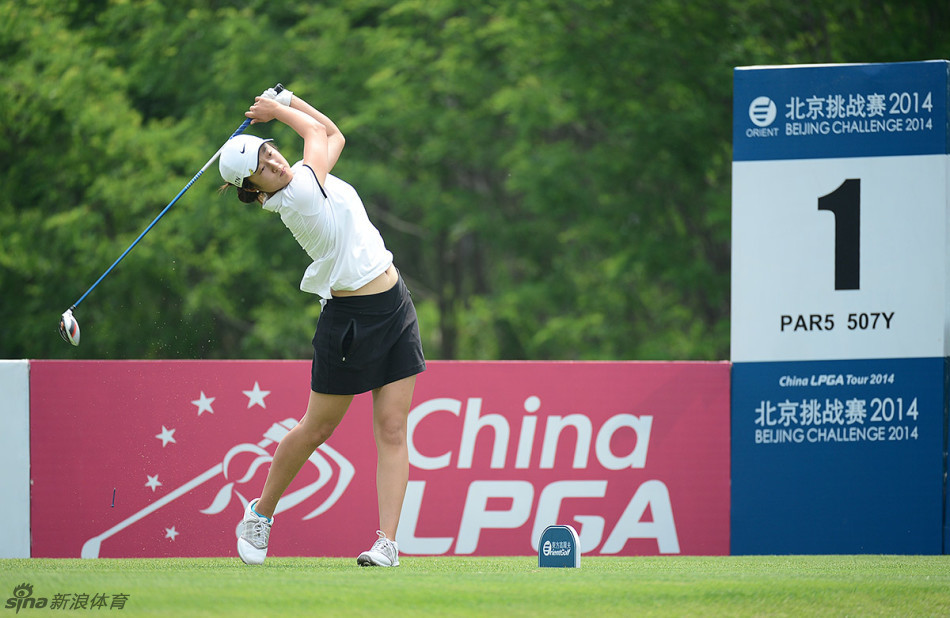 潘艳红目光如炬，摆出预备击球的姿势，周身散发着必胜的气势