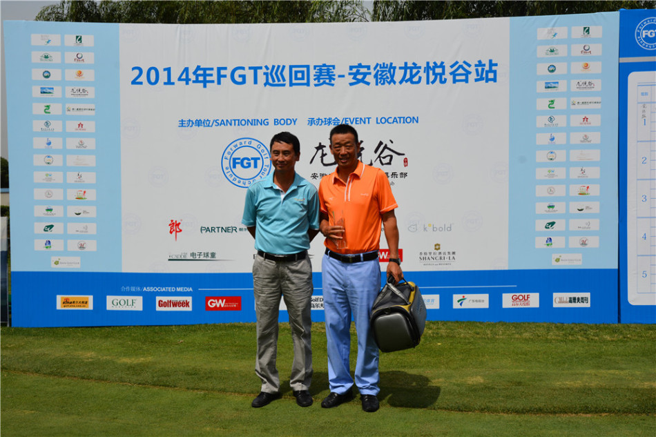 净杆冠军颁奖时刻，颁奖嘉宾正将沉甸甸的奖杯递到获奖者手中，两人握手祝贺，定格胜利瞬间。