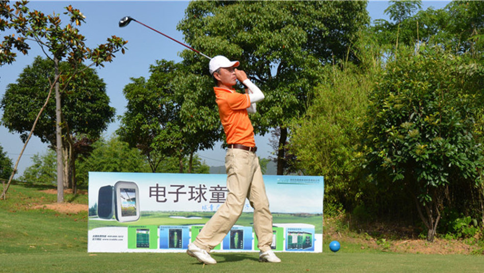 欢迎晚宴现场全景，宾客们围坐一堂，餐桌上美酒佳肴，现场气氛温馨融洽，充满欢声笑语。