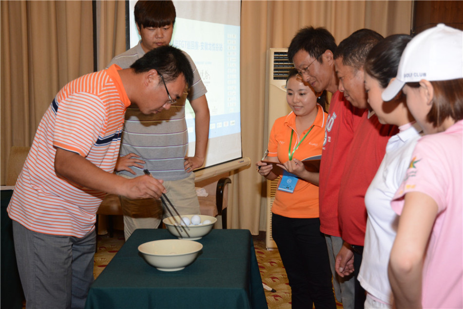 郎酒集团代表黄伟先生在欢迎晚宴上致辞，他手持话筒，神采奕奕，向台下嘉宾举杯示意。