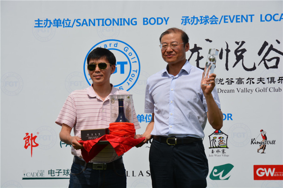 净杆亚军得主在获奖后与好友共同分享喜悦，两人手持奖杯在背景板前合影留念，笑容灿烂。