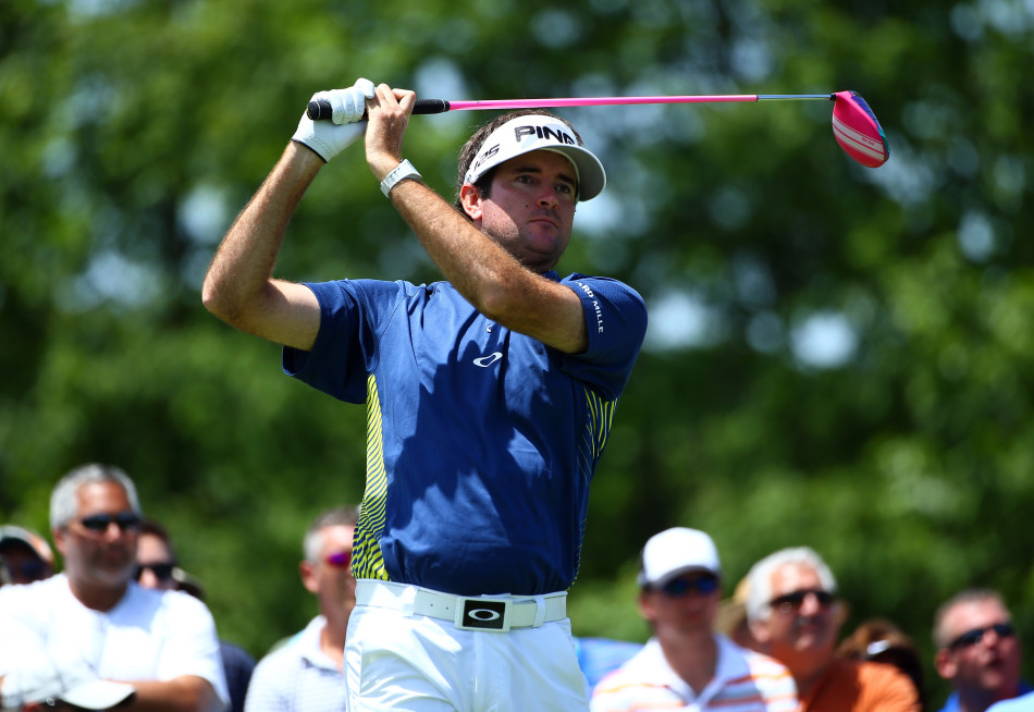 职业球手在练习场专注调整‘巴巴粉红杆头’的一号木,追寻更远的开球距离。