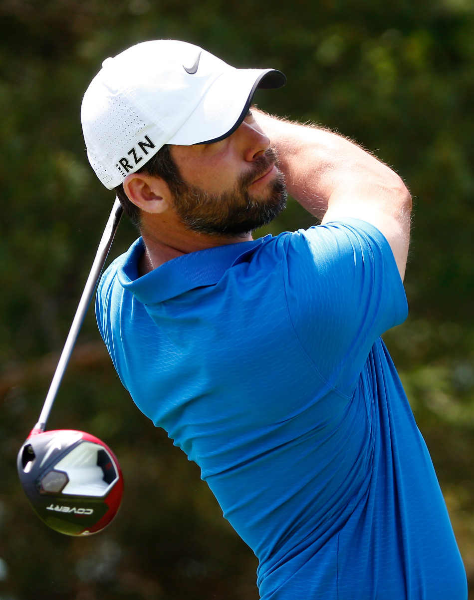 比赛关键时刻,球员单膝跪地,屏息凝神,仔细确认小白球在果岭上的精确位置。