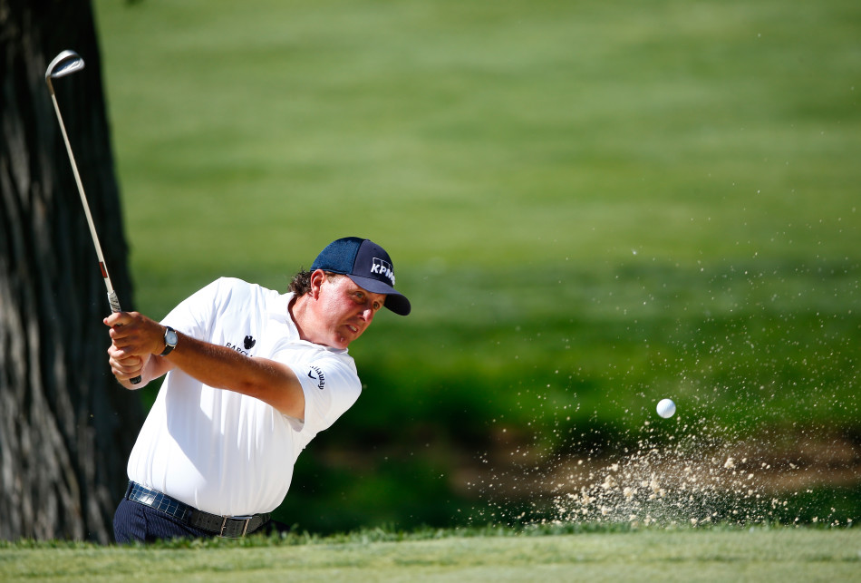 传奇巨星尼克劳斯满面慈祥，亲手将沉甸甸的冠军奖杯颁予获胜者，这一刻，是高尔夫运动薪火相传的象征。