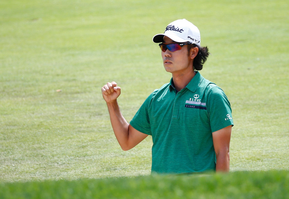 松山英树赢得重大赛事冠军后激动握拳、仰天庆贺，释放着创造历史的澎湃激情与民族自豪感。