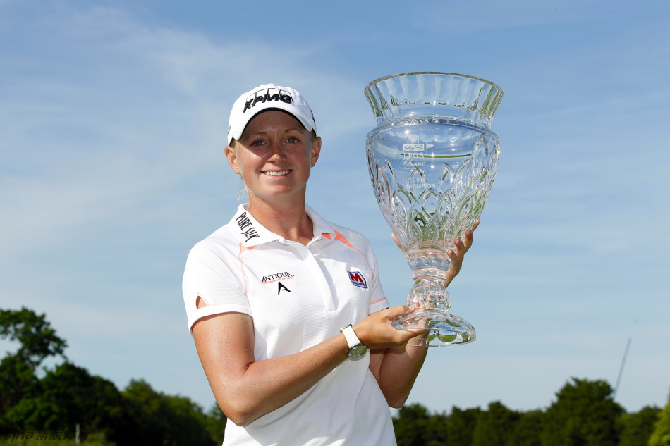 韩国名将金楚笼在球道上优雅挥杆击球，身姿挺拔，动作流畅如画。