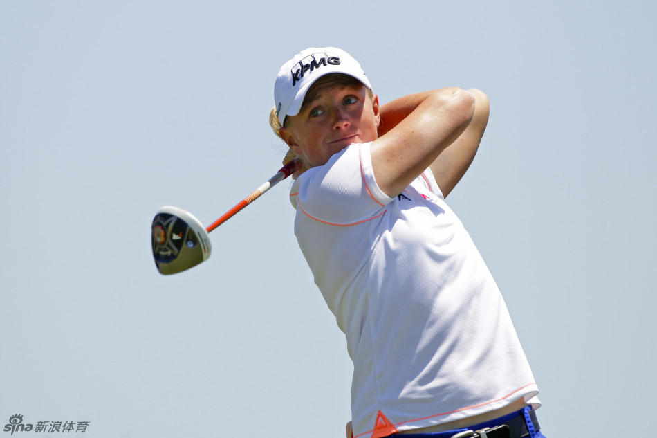 金楚笼屈居亚军，面带微笑向冠军致意，展现了优雅的风度和体育精神。