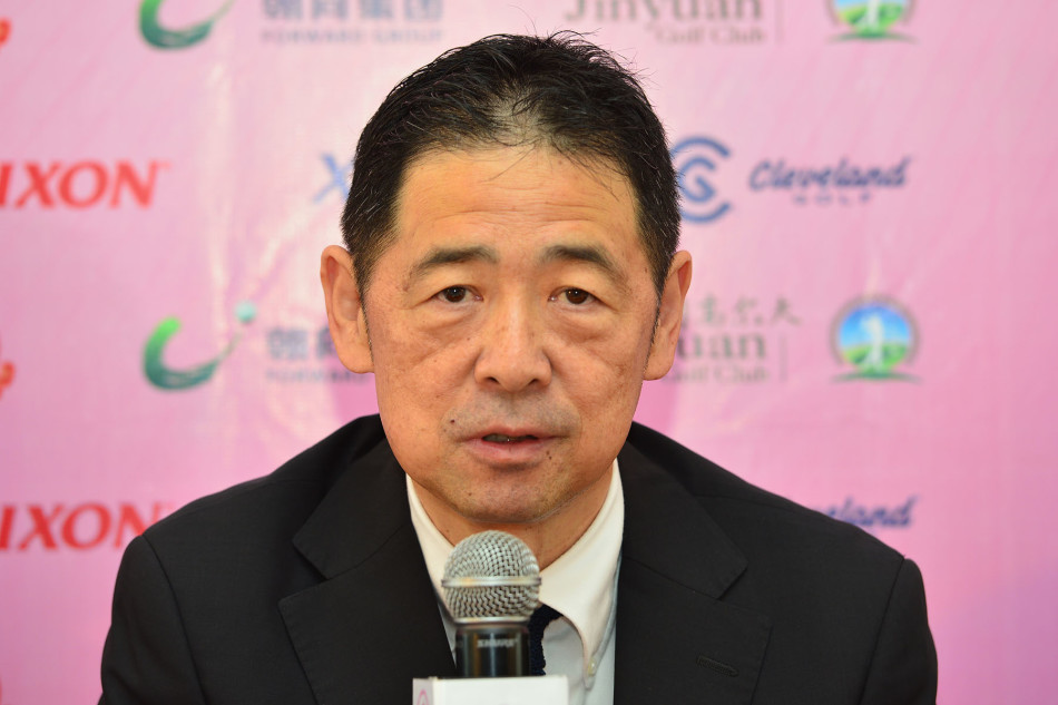 国家体育总局小球中心领导正在致辞，神情专注地阐述合作意义与中国高尔夫运动的发展愿景