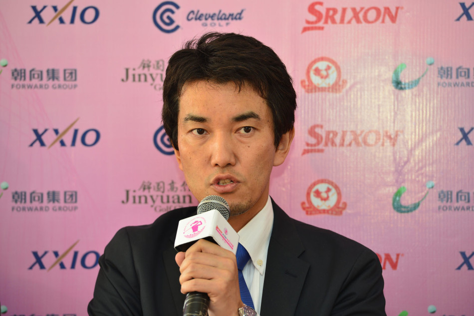 现场媒体记者踊跃举手提问，镜头捕捉到一位记者正在发言，展现出发布会开放交流的活跃气氛