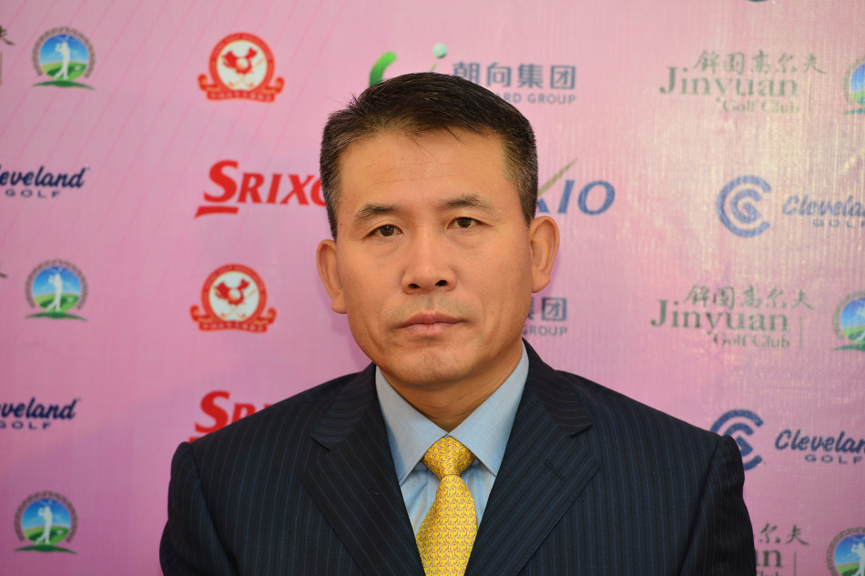 嘉宾合影环节，所有与会者面对镜头展露笑容，气氛轻松和谐，共同记录下这一合作开启的重要时刻