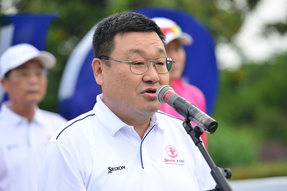 谷川光照与山田照郷同步挥杆开球,动作优雅协调如镜像般完美