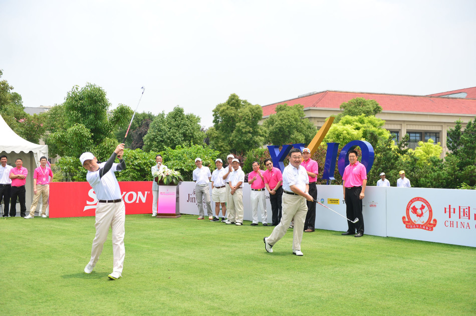 开球嘉宾与配对赛球员们齐聚一堂合影,背景绿意盎然彰显勃勃生机