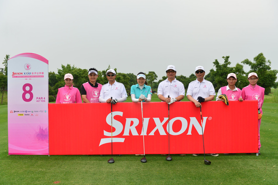 锦园吴文春与朝向孟涛凝神准备开球,姿态专业尽显高球风范