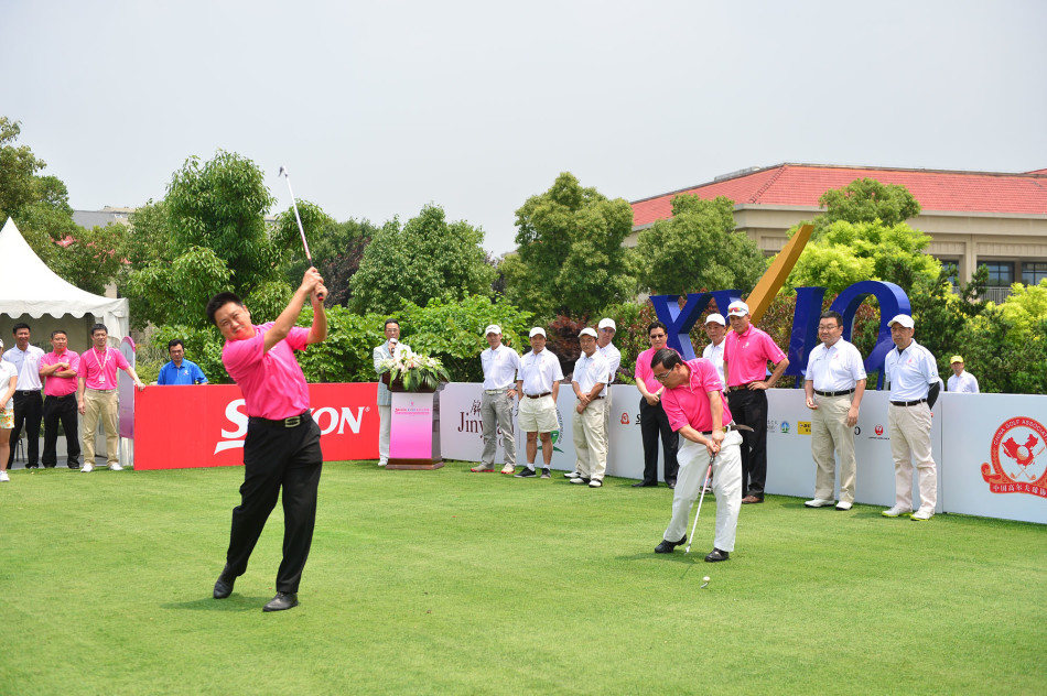 职业球员黎佳韵与嘉宾并肩而立亲切合影,笑容温暖如沐春风