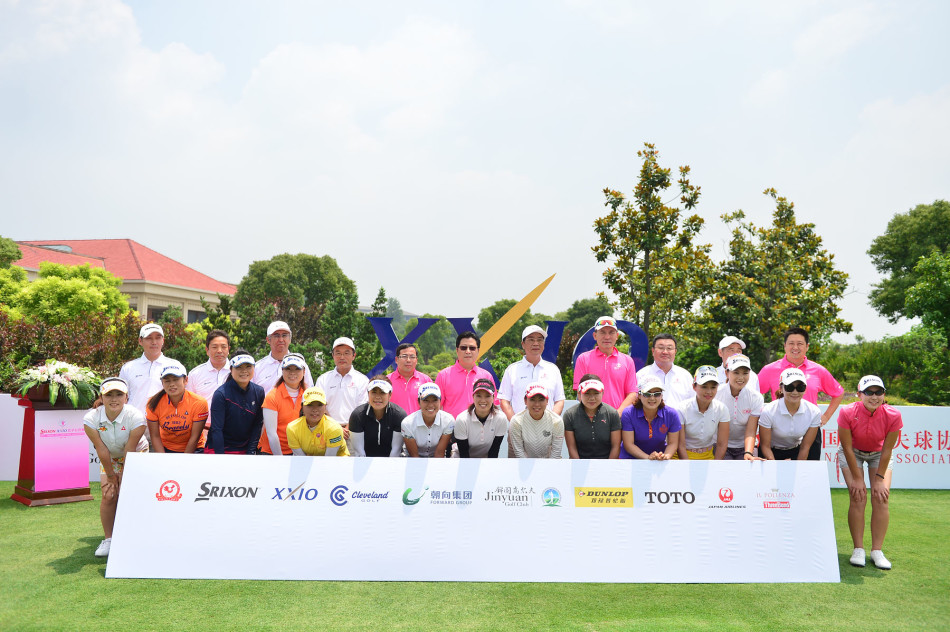 俱乐部会员们于优美球场边绽放笑容,留下充满归属感的集体记忆