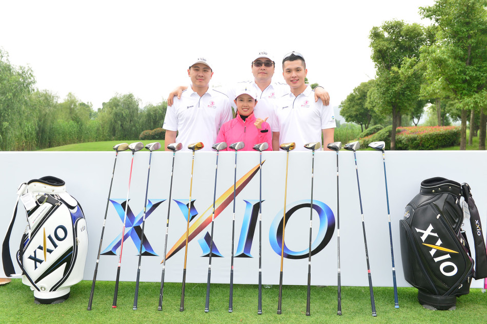 庞政部长与无锡高协屠开泰秘书长协同开球,展现跨领域合作精神