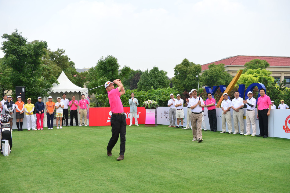 球道之上嘉宾球员畅谈甚欢,蓝天绿草间勾勒出和谐交流画卷