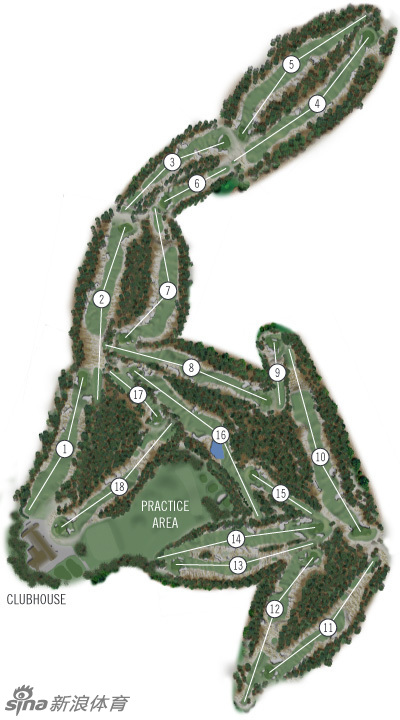 夕阳西下，金色余晖洒满整个球场，长长的球手身影投射在果岭上，构成一幅宁静而富有诗意的高尔夫日落图景。