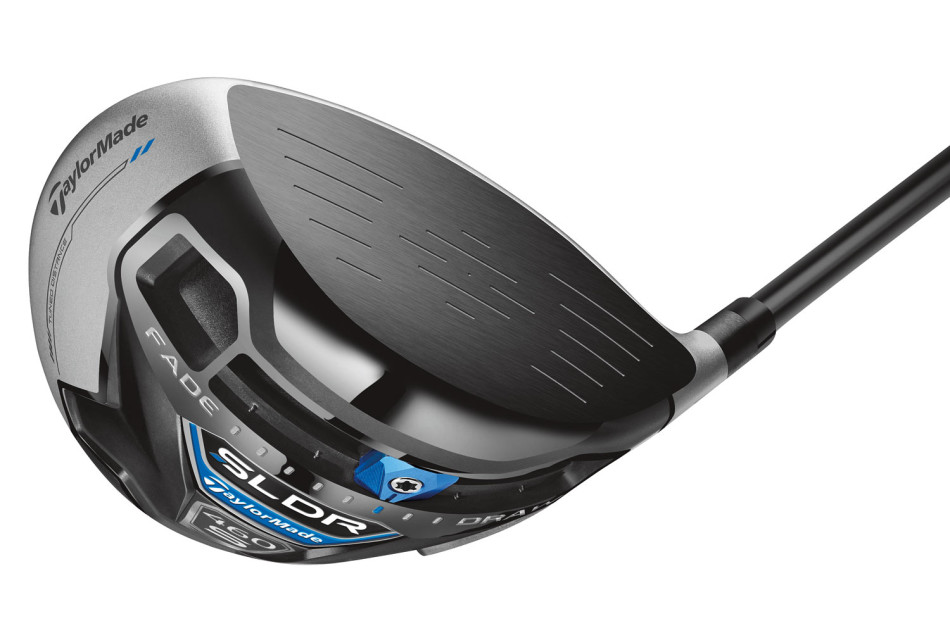 职业球手在赛场上使用SLDR S一号木开球，银色杆冠在阳光下格外醒目。