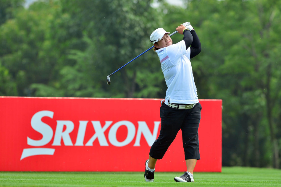 潘艳红开球动作一气呵成展现精湛球技