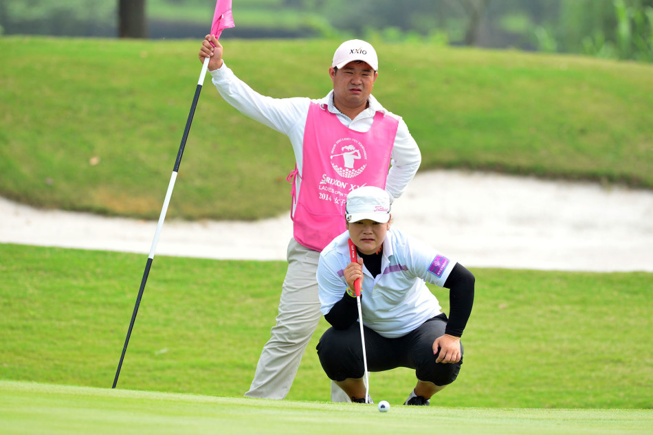 潘艳红凝神聚力开球瞬间，球杆划出优美弧线