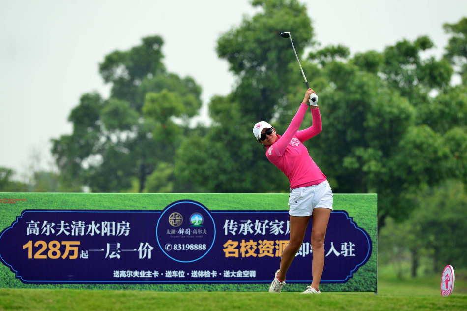 黎佳韵全力开球动作充满力量与美感