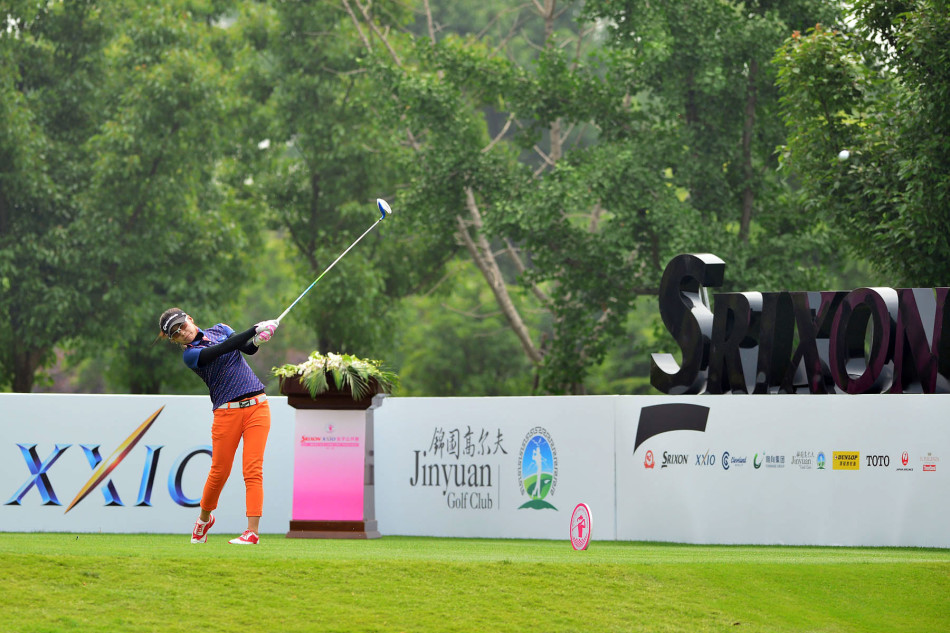 选手刘钰在困难球位镇定审视准备抛球