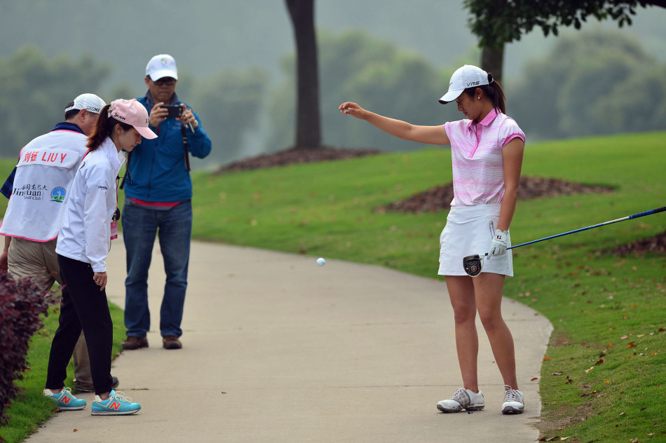 观众积极参与趣味游戏互动现场气氛活跃