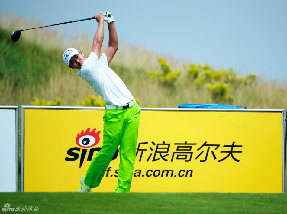 中国小将关天朗在泰国锦标赛上奋力开球，目光坚毅，身体充分扭转，积蓄着全部力量。