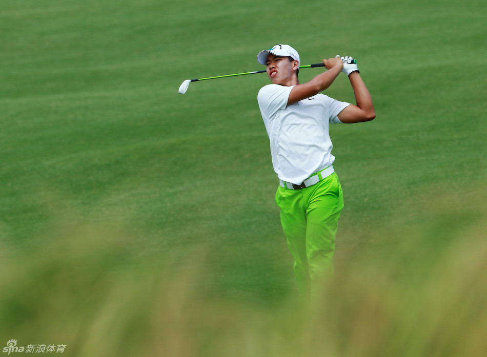 关天朗在完成一次漂亮的挥杆后，动作完全舒展，目光追随着小白球飞向远方的轨迹。