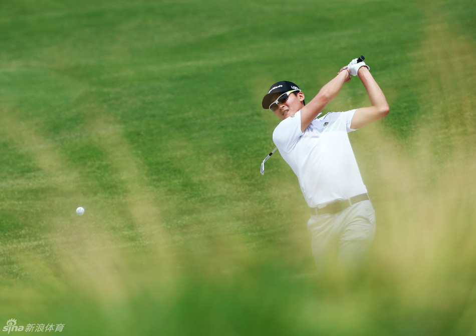 在典型的林克斯风格球场上，一位选手正挥杆攻向果岭，背景是开阔的天空与起伏的沙丘，展现了人与自然的对话。