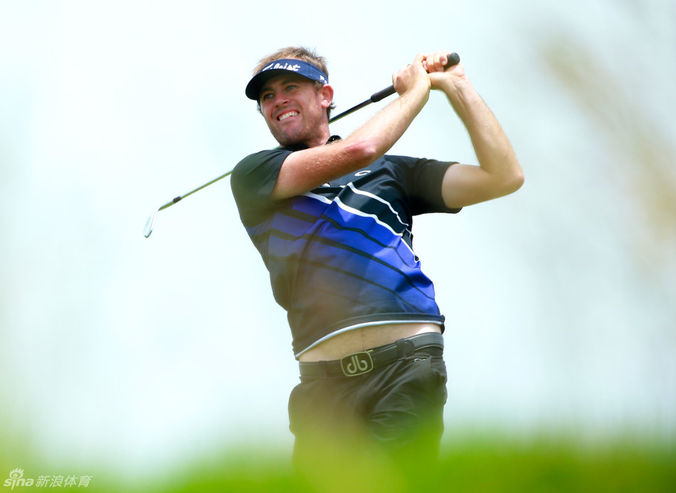 韩国选手在击球瞬间，动作流畅而稳定，展现了职业球员扎实的基本功和对挥杆节奏的精准控制。