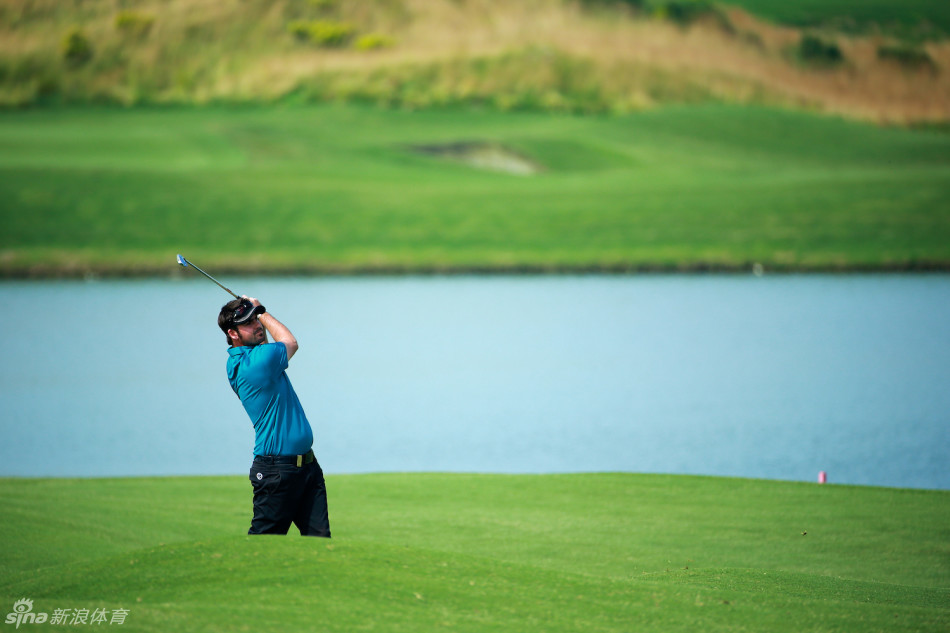 选手在梯台奋力开球，身体力量瞬间爆发，球杆与手臂形成一道完美的直线，极具视觉冲击力。