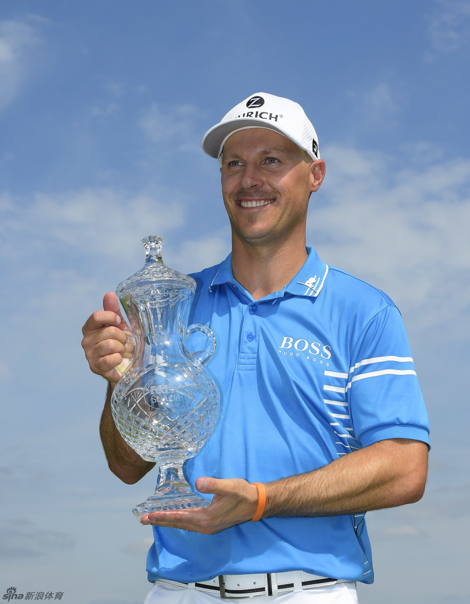 克瑞在决赛轮关键推杆前屏息凝神,眼神专注如鹰隼锁定目标