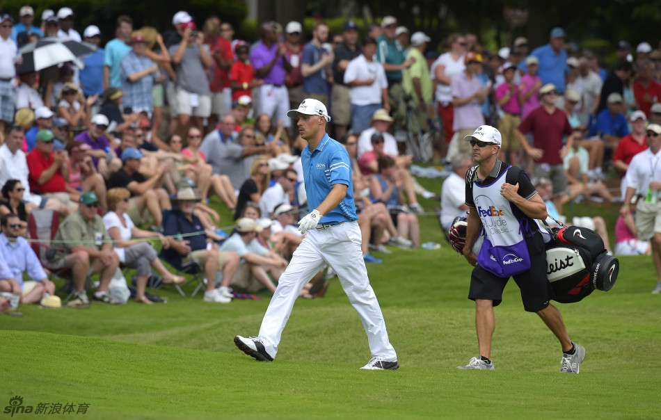 克瑞与粉丝击掌庆祝胜利,手掌相击传递澎湃热情