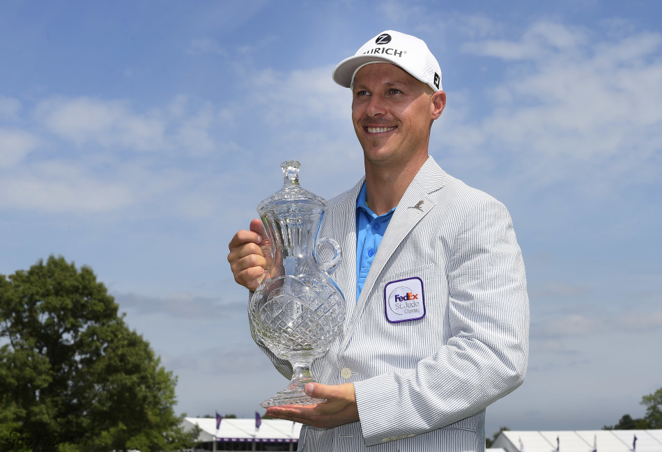 米克尔森在比赛中眉头微蹙,凝望果岭思绪重重