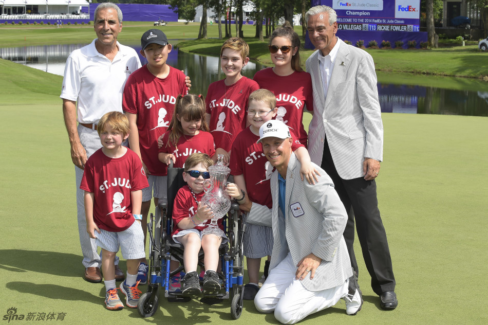 克瑞高举冠军奖杯向全场致意,灿烂笑容照亮雨后球场