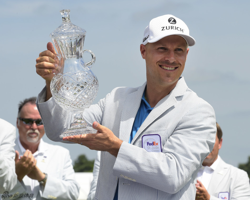 克瑞俯身与小小球迷击掌,将冠军的喜悦传递给下一代