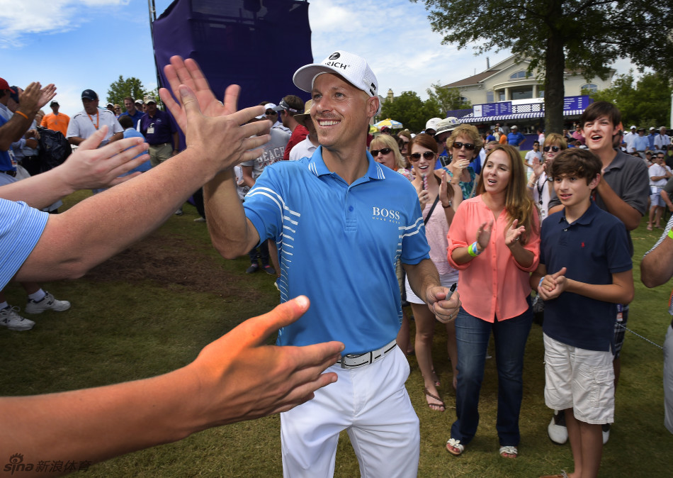 克瑞单膝跪地轻抚奖杯,似在与这份荣耀进行一场安静的对话