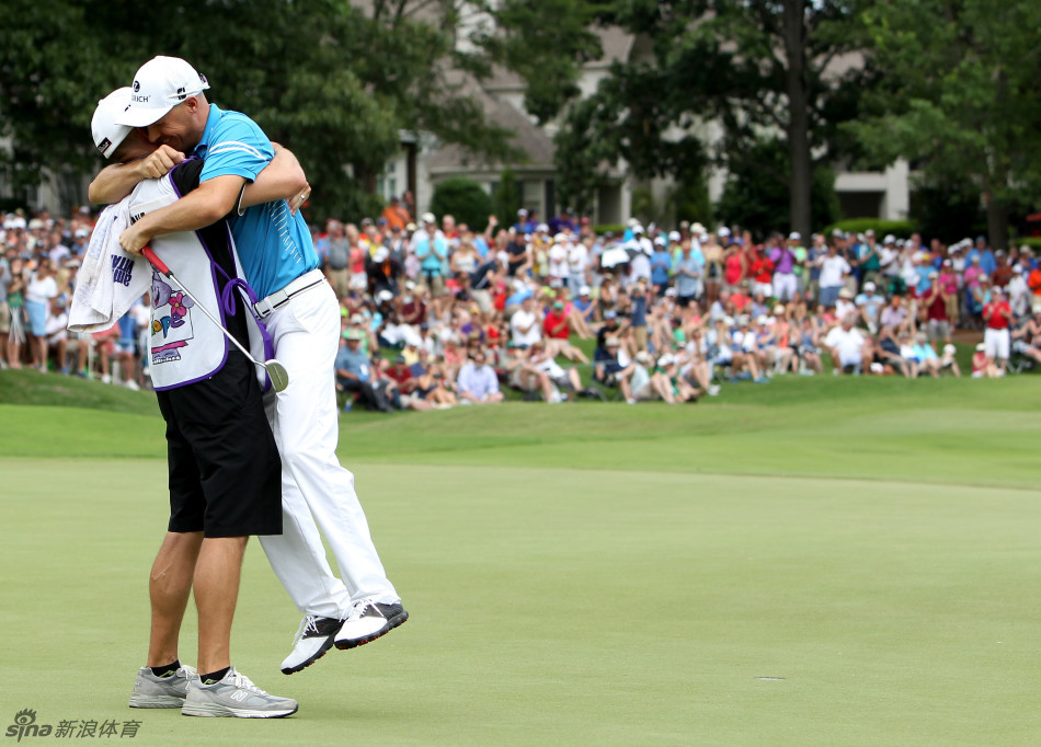 夺冠瞬间克瑞与球童激动相拥,汗水与喜悦交织诠释团队深情
