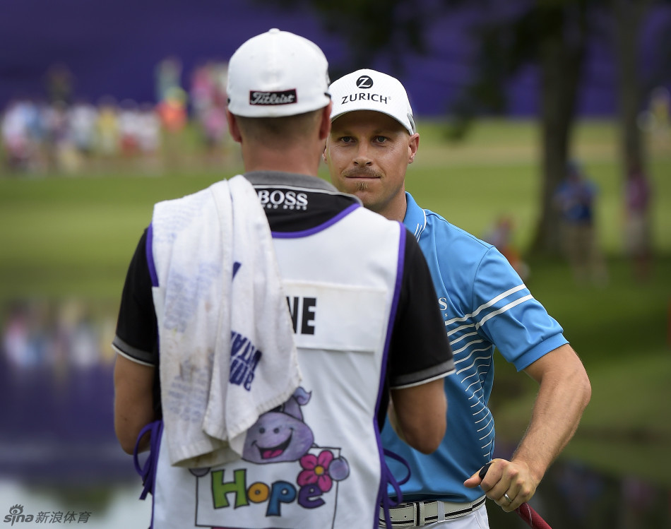 保尔特全神贯注完成收杆动作,身姿优雅定格赛场瞬间