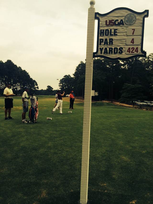 松针球场第7洞发球台标志牌特写，显示此洞为424码的四杆洞，挑战性十足。